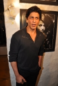 Shahrukh Khan and Arjun rampal at Daboo Ratnani calendar launch at Olive - inditop.com 9