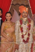 Shahrukh Khan, Gauri, Juhi, Hema, Abhishek at Saurabh Dhoot and Radhika Singal wedding - inditop.com 15