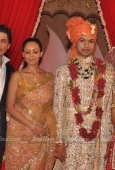 Shahrukh Khan, Gauri, Juhi, Hema, Abhishek at Saurabh Dhoot and Radhika Singal wedding - inditop.com 16