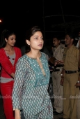 Shilpa, Shamita and Raj visits Siddhivinayak on the eve of her wedding -  inditop.com 12