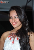 Sonakshi Sinha with glam models and celebs at Lakme Winter opening night - inditop.com19