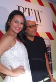 Sonakshi Sinha with glam models and celebs at Lakme Winter opening night - inditop.com20