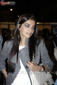 Sonam Kapoor at Kala Ghoda festival - inditop.com 