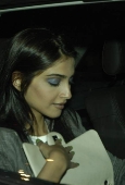 Sonam Kapoor at Kala Ghoda festival - inditop.com 23