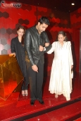 Aishwariya, BigB & Abhishek at Shabana Azmi 60th birthday bash in Juhu - inditop.com3